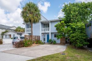 ein Haus mit einer Palme in einer Einfahrt in der Unterkunft Jax Vacations 1/2 Mile to Beach, 2 bedroom townhome pet friendly in Jacksonville Beach