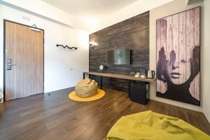 a living room with a desk and a television at 歐堤斯旅店 Otis Inn-花蓮民宿2531-2541-2555-2556號 in Hualien City