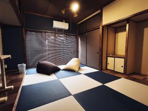 Habitación con suelo a cuadros y 2 almohadas en bo-kaap YAIZU, en Yaizu