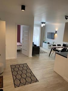 un soggiorno con cucina e sala da pranzo di BALTIC SUN a Sztutowo