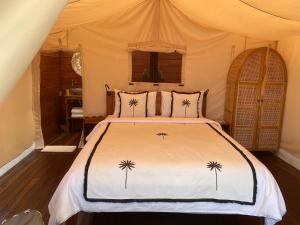 カランガスムにあるBali Cliff Glampingのテント内のベッド1台が備わるベッドルーム1室