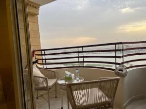 balcone con tavolo e sedie. di شقة فندقية فاخرة a Al Ma‘şarah