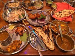 een tafel met veel borden eten erop bij hotel ryan in New Delhi