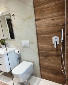 un bagno con wc, lavandino e doccia di New modern Tirana apartment a Tirana