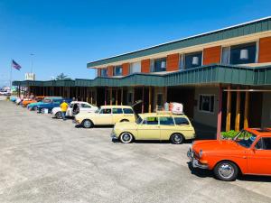 una fila de autos estacionados frente a un edificio en Curly Redwood Lodge en Crescent City