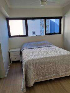 - une chambre avec un lit et 2 fenêtres dans l'établissement Private Bedroom and Bathroom in a shared Apartment, à Gold Coast