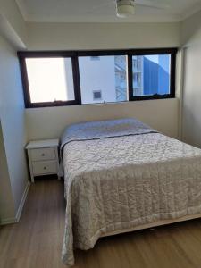 ゴールドコーストにあるPrivate Bedroom and Bathroom in a shared Apartmentのベッドと2つの窓がある寝室 +6枚の写真