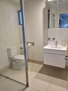 La salle de bains est pourvue de toilettes et d'un lavabo. dans l'établissement Private Bedroom and Bathroom in a shared Apartment, à Gold Coast