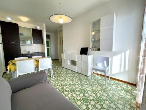 een woonkamer met een bank en een tafel en stoelen bij Property in Porto Santa Margherita VE in Porto Santa Margherita di Caorle