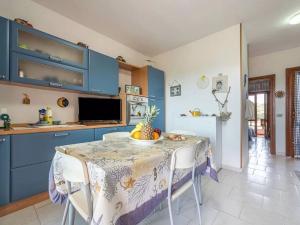 una cocina con una mesa con un bol de fruta. en Property in Stintino SS, en Villa Sirena