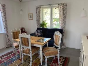 - un salon avec une table, des chaises et un canapé dans l'établissement Kobel Modern retreat, à Bürstadt