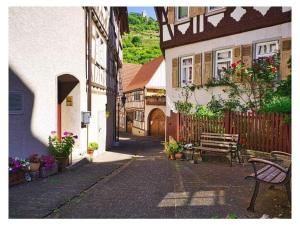 Une allée dans une ville avec un banc et des bâtiments dans l'établissement Kobel Modern retreat, à Bürstadt