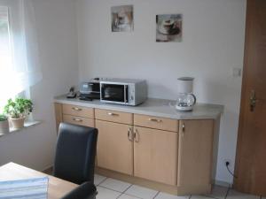 Una cocina con un microondas encima de una encimera. en Antonia Comfortable holiday residence, en Witzenhausen