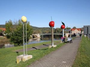Dos farolas al lado de un río en Antonia Comfortable holiday residence, en Witzenhausen