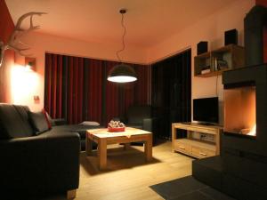 - un salon avec un canapé et une table dans l'établissement Apartment in Eibenstock, à Eibenstock