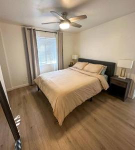 Postel nebo postele na pokoji v ubytování Cozy Corner: Charming 1-Bedroom