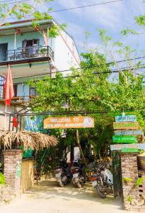una señal para un hotel con motocicletas estacionadas frente a él en Son River Homestay en Phong Nha