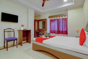 Een bed of bedden in een kamer bij OYO NEW SIMRAN HOTEL