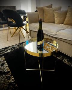 Apartament Nowar في نوا رودا: زجاجة من النبيذ على طاولة في غرفة المعيشة