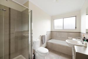 ein Badezimmer mit einem WC, einer Badewanne und einem Waschbecken in der Unterkunft Cosy Cowes Escape in Cowes