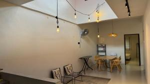 kuchnia i jadalnia ze stołem i krzesłami w obiekcie Zen Retreat Glass Pool Villa w mieście Kamunting