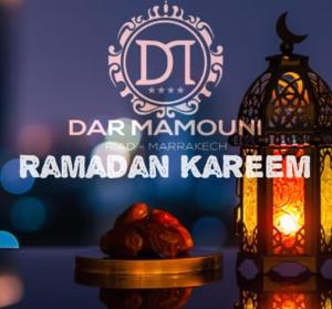una señal para un kareem ramadan con una vela y una linterna en Riad Dar Mamouni, en Marrakech