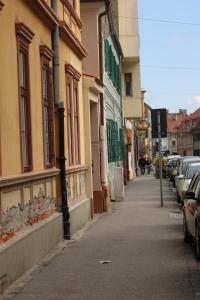 una calle con coches estacionados en el lateral de un edificio en Urban HEAVEN, en Sibiu
