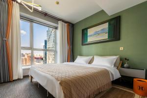 Tempat tidur dalam kamar di Yise Serviced Apartment -Beijing CCTV Shop