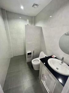 biała łazienka z toaletą i umywalką w obiekcie แหลมงอบเฮาส์ laemngob House w mieście Laem Ngop