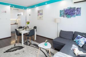 Posezení v ubytování Luxury 2BR Retreat in Central Varna