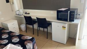 Kuchyň nebo kuchyňský kout v ubytování Three Moon Motel