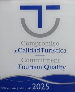 un cartel para la conferencia del comité del comité de empresa caledonio en Apartamentos Turísticos El AOVE en Baeza