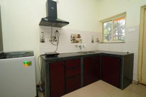 cocina con encimera, fregadero y ventana en Four Seasons Guesthouse, en Utorda