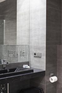 W łazience znajduje się umywalka i lustro. w obiekcie Apartament Bialystok w mieście Białystok