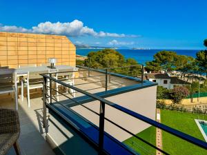 ベグールにあるBONAVISTA - Espectacular apartamento con vista al mar!の海が見えるバルコニー
