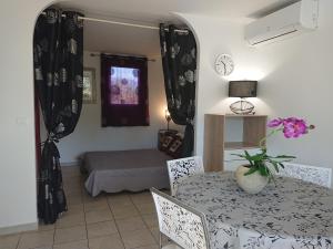 Posteľ alebo postele v izbe v ubytovaní Maison à 5 min à pied du centre ville de Porto-Vecchio
