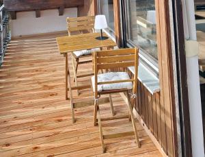 una mesa y sillas en un balcón con ventana en FeWo Horb Am Neckar, en Horb am Neckar