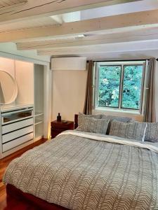Postel nebo postele na pokoji v ubytování Sauna + Spa @ Boho House on Bowen Island
