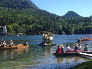 un gruppo di persone in barca su un lago di Appartements direkt am See a Grundlsee