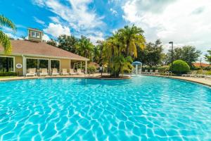 - une piscine dans un complexe avec des palmiers dans l'établissement Lucaya Village Resort 3 Bedroom Vacation Home 1503, à Kissimmee