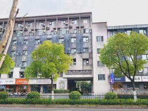 ein großes Gebäude mit Bäumen davor in der Unterkunft Hansen Hotel in Hangzhou