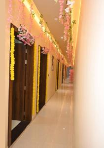 un pasillo de un edificio con flores colgando de los techos en Hotel Rameshwaram, Mathura, en Mathura