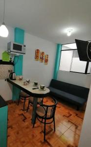 cocina con mesa y sillas en una habitación en Departamento Smart- Chiclayo B2, en Chiclayo