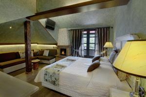 Postel nebo postele na pokoji v ubytování AROMA DRYOS SPA & ECO Hotel