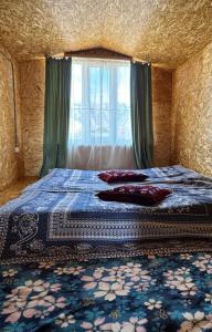 ein großes Bett in einem Zimmer mit Fenster in der Unterkunft Guest House Dinara in Kaji-Say