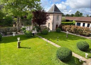 une image d'une cour avec une maison dans l'établissement Le Château de Failloux Piscine interieure Sauna, à Épinal