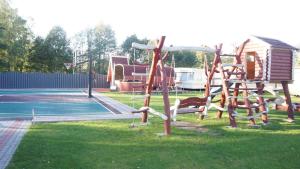 un parque con parque infantil y cancha de baloncesto en Šventojoje nameliai Žibų 99, en Šventoji