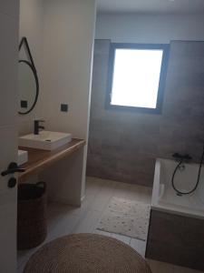 uma casa de banho com um lavatório e uma janela em Villa pampa em Malves