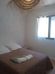 um quarto com uma cama com duas toalhas em Villa pampa em Malves