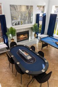 Habitación con mesa de ping pong y chimenea. en Heated Pool - Poker - 5 min - Airport - 10-Strip, en Las Vegas